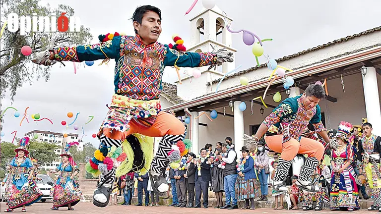 Un elenco de tinku de Sacaba hace una demostraci&oacute;n de baile. NO&Eacute; PORTUGAL