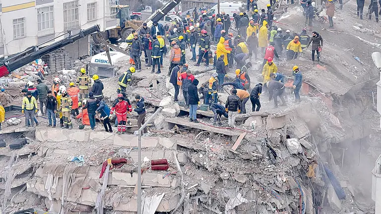 Una estructura desplomada en Siria, luego de terremoto. EFE