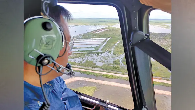El presidente Luis Arce observa una de las zonas afectadas por las inundaciones en Santa Cruz. ABI