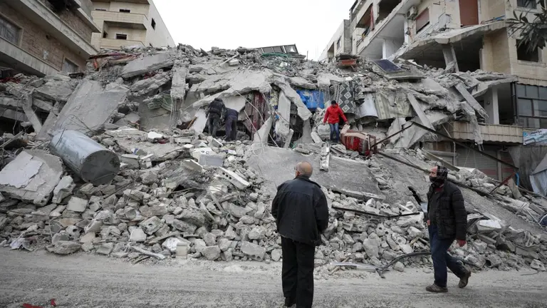 Viviendas y edificios en ruinas en Turqu&iacute;a. EFE