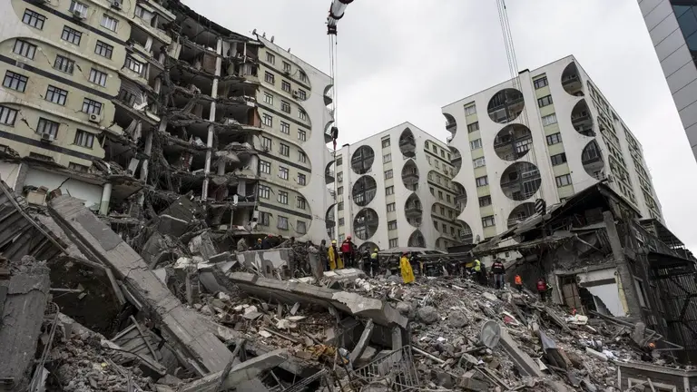 Edificios destruidos, tras los terremotos que azotaron a Turqu&iacute;a y Siria. EFE