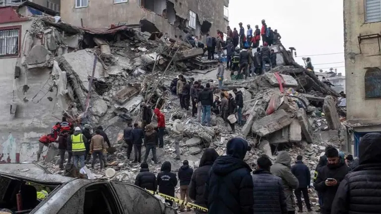 Personas buscan entre los escombros de un edificio alg&uacute;n sobreviviente. Gentileza El Tiempo
