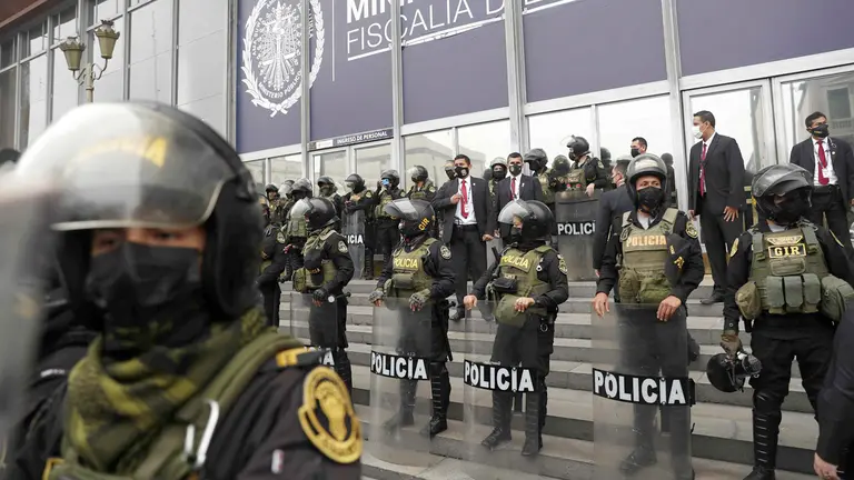 Fotografía de archivo, tomada el pasado 4 de agosto, en la que se registro a un escuadrón de policías al custodiar la entrada de la sede principal de la Fiscalía de la Nación, en Lima. EFE