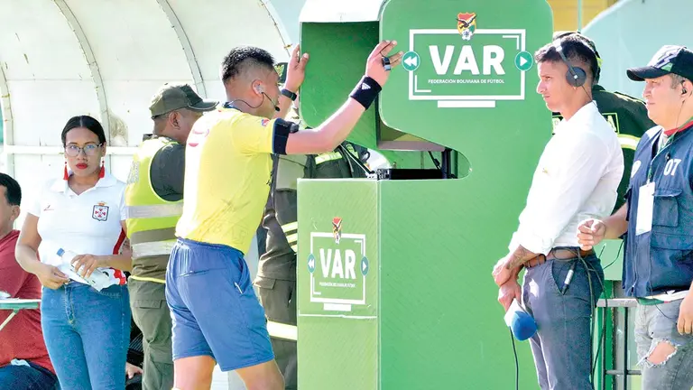 Imagen referencial de un &aacute;rbitro que revisa una jugada pol&eacute;mica en la pantalla del VAR, durante la primera fecha del torneo &Uacute;nico. APG