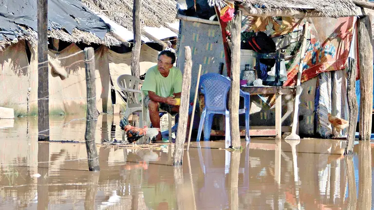 Un hombre en medio de una inundaci&oacute;n, en el municipio de Okinawa I, en Santa Cruz. EFE