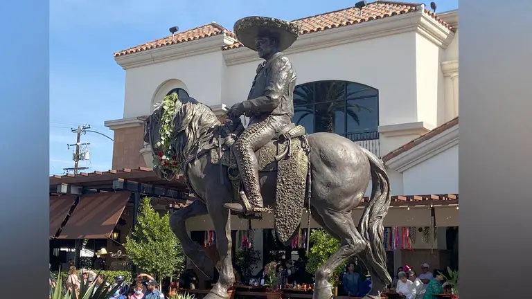 Fotografía que muestra una estatua de 3,7 metros de altura del que fuera conocido como el %22rey de la canción mexicana%22, Vicente Fernández, (1940-2021), en Huntington Park, en el condado de Los Ángeles (EEUU). EFE