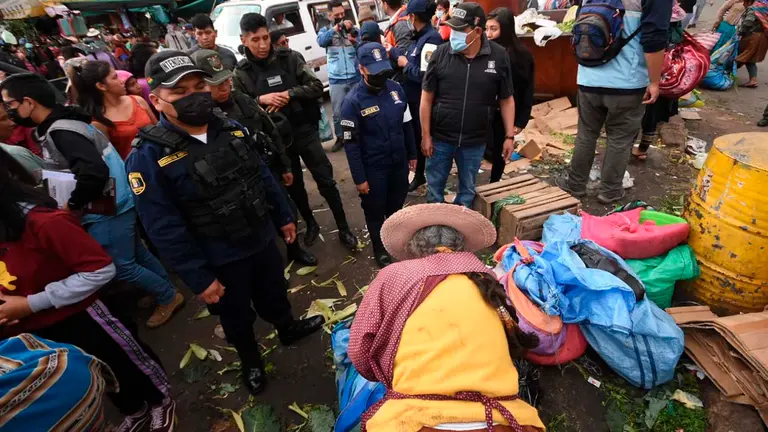 Gripe aviar: controlan mercados para evitar venta de aves vivas en La Pampa; algunos se resisten./ DICO SOL&Iacute;S