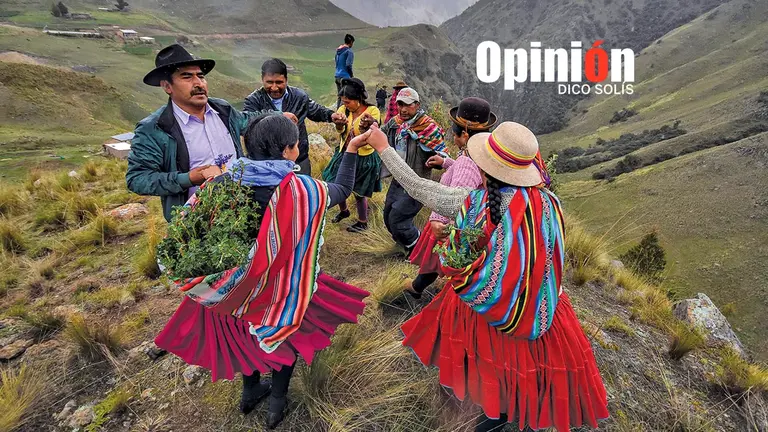 Comunarios celebran con un baile, antes de la plantación.                              DICO SOLÍS