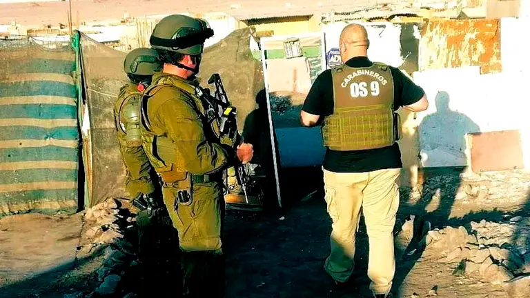Carabineros de Chile ingresa a la vivienda precaria en la que se hallaba el boliviano secuestrado. LA VOZ DE ALTO HOSPICIO