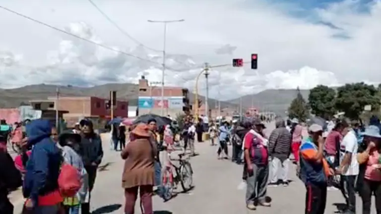 Pobladores de San Benito cierran v&iacute;a al Valle Alto y en respuesta Punata desbloquea; hay enfrentamientos. VALLE ALTO NOTICIAS