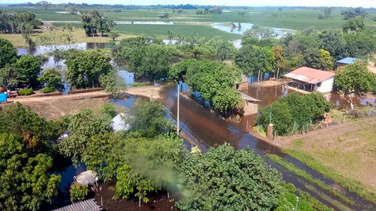 Defensa Civil reporta 13.000 familias damnificadas por inundaci&oacute;n de r&iacute;os./ Foto/Tuit LAC.