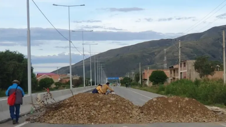Un punto de bloqueo instalado por pobladores de San Benito en la ruta al Valle Alto. VALLE ALTO NOTICIAS