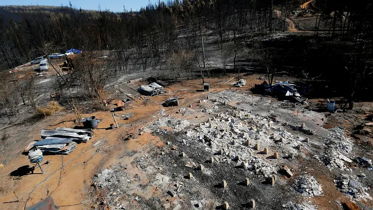 Chile inicia los planes de reconstrucci&oacute;n en las zonas afectadas por los incendios./ EFE