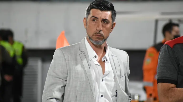 Cristian D&iacute;az, DT de Wilster, desconcertado tras el 0-2 ante Aurora. DICO SOL&Iacute;S