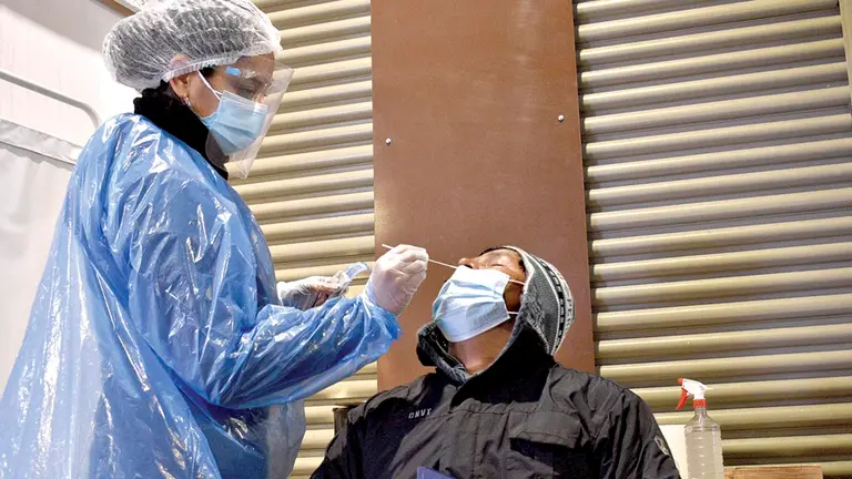 Toman muestras para detectar la Covid en Tambo Quemado.      EFE/ARCHIVO
