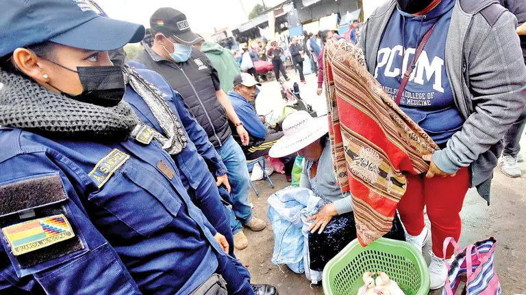 Operativos de control a la venta de aves en La Cancha.     DICO SOL&Iacute;S