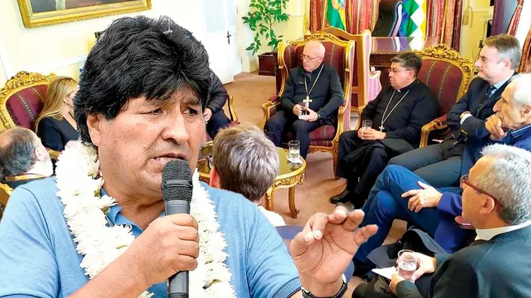 Evo Morales, expresidente de Bolivia. Del lado derecho, miembros de la Iglesia Cat&oacute;lica. Composici&oacute;n OPINI&Oacute;N