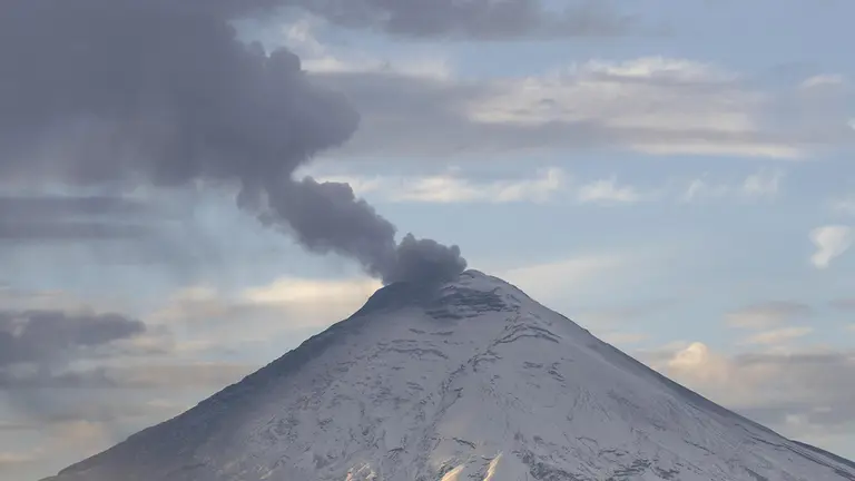 Sobre volc&aacute;n Cotapaxi. EFE