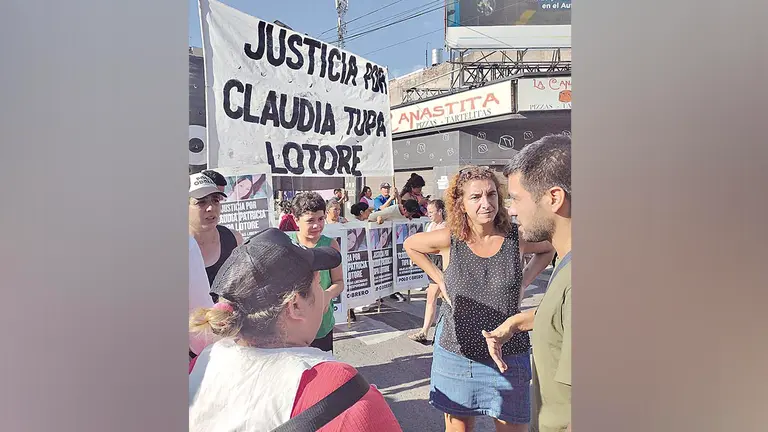 Familiares, amigos y poblaci&oacute;n en general pide justicia para Claudia Tupa. TWITTER VANINA BIASI
