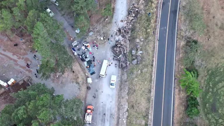 Fotografía aérea cedida hoy por Noticias Chiricanas del autóbus que cayó de un precipicio la madrugada de este miércoles en el área de Gualaca, en el occidente de Panamá. EFE
