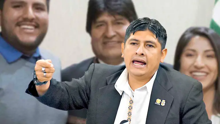 Evo Morales junto a sus hijos, el diputado Rolando Cuellar. COMPOSICI&Oacute;N OPINI&Oacute;N