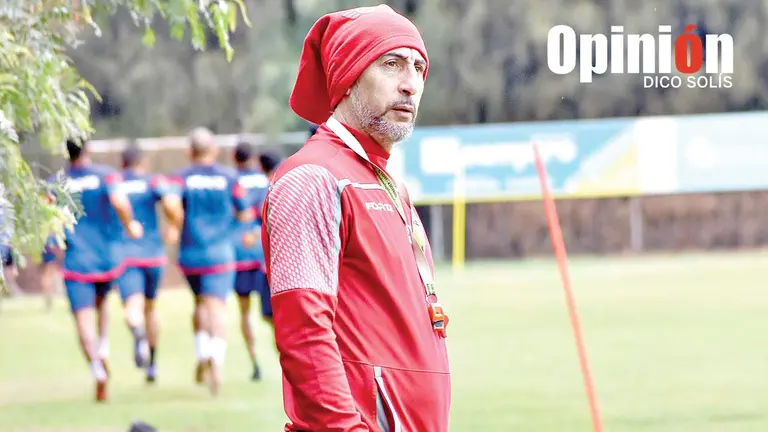 El entrenador argentino Cristian D&iacute;az dirige una pr&aacute;ctica de Wilstermann en el complejo de la laguna Alalay. DICO SOL&Iacute;S