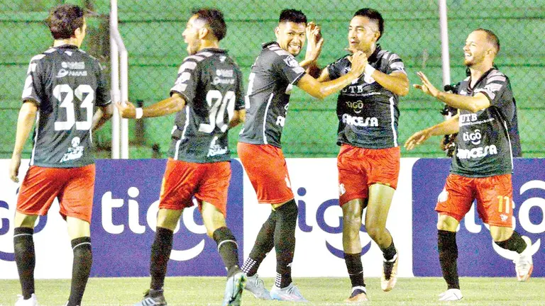 Jugadores de Inde festejan un gol en un duelo pasado. APG