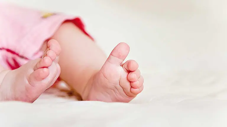 Fotograf&iacute;a ilustrativa de los pies de una beb&eacute;. PEXELS