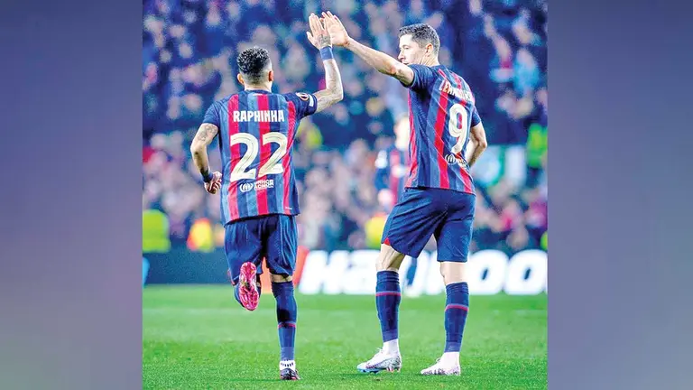 Robert Lewandowski y Raphinha festejan una  conquista del Barça. FC BARCELONA