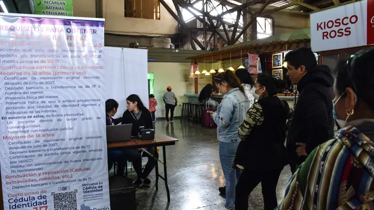 Punto habilitado del SEGIP para sacar c&eacute;dula de identidad en la terminal de buses. XIMENA TORO