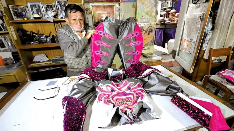El artesano Gemio Flores junto a uno de sus trajes. CORTESÍA