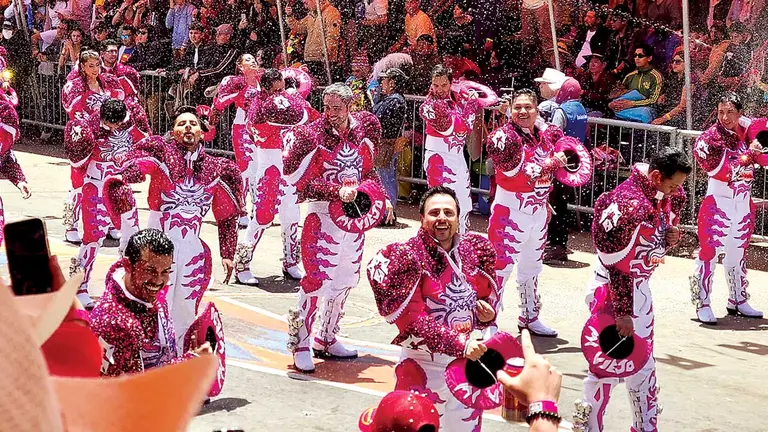 Un grupo de bailarines de caporal participa del Carnaval de Oruro. APG