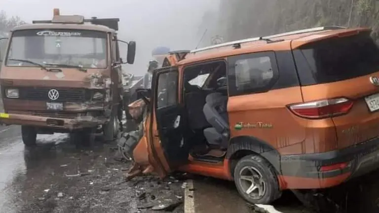 Una gr&uacute;a y un veh&iacute;culo de transporte p&uacute;blico chocaron camino a Coroico. ERNESTO TICONA