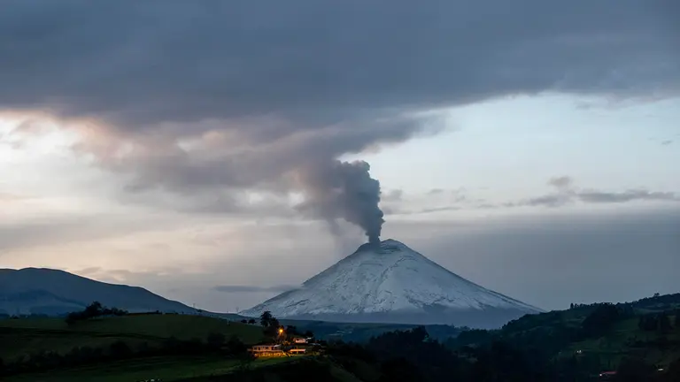 Sobre volc&aacute;n en Ecuador. EFE