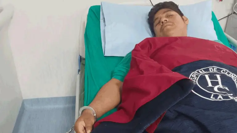 Apaza está enmanillado a su cama de hospital./ ERBOL