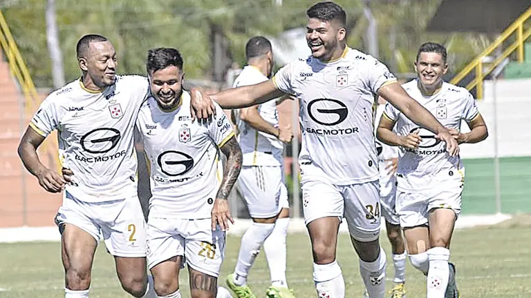 Jugadores de Real Santa Cruz festejan un gol sobre Guabir&aacute;. / APG ARCHIVO