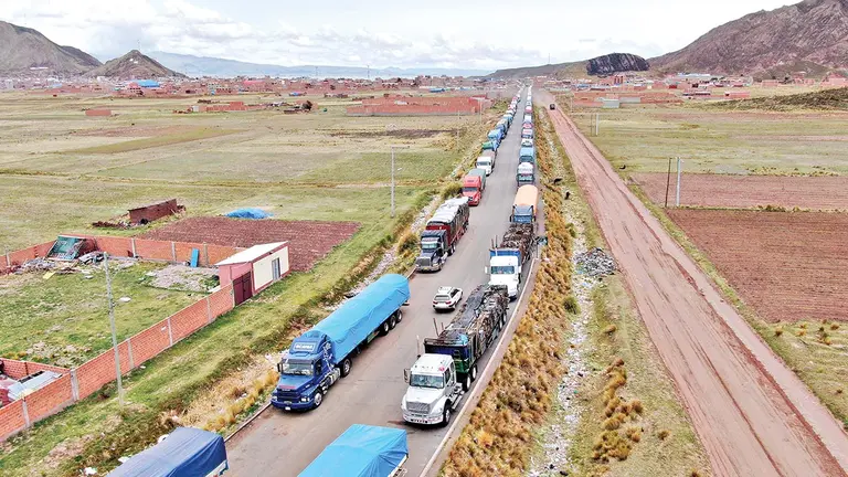 Camiones de alto tonelaje varados en Desaguadero. EFE