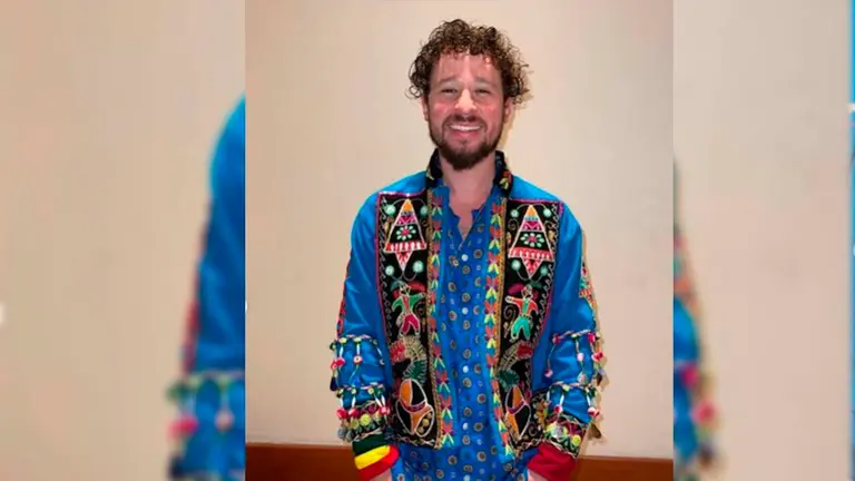 El influencer con la ropa que le regalaron en Bolivia. Instagram Luisito Comunica