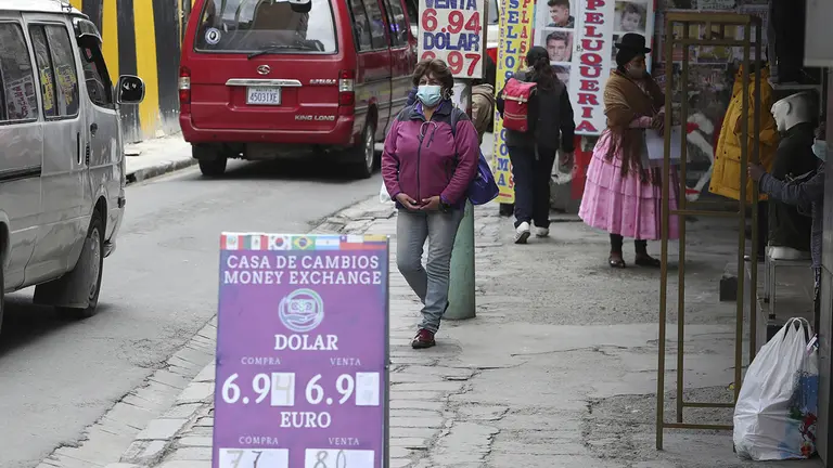 Sobre remesas en Bolivia. EFE