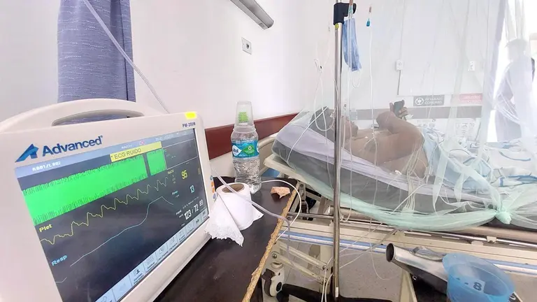 Un paciente con dengue recibe tratamiento en un hospital, en una fotografía de archivo. EFE