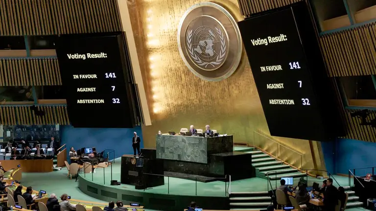 Registro de los votos sobre la resolución de la Asamblea General de las Naciones Unidas que pide la paz en Ucrania, en Nueva York (EE.UU.), este 23 de febrero de 2023. EFE