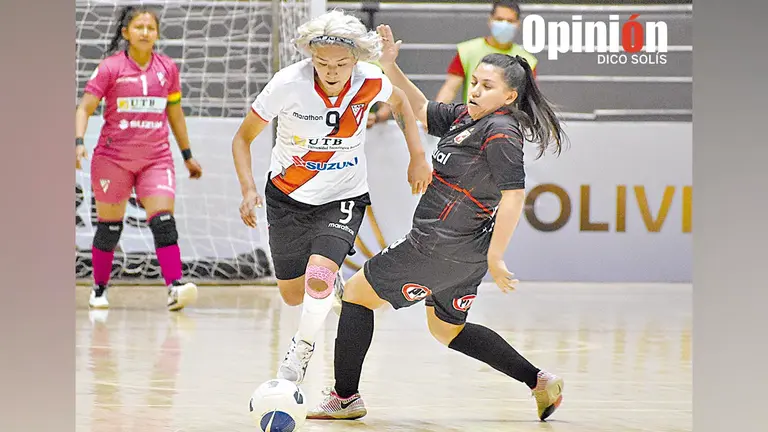 Karla Ticona traslada un bal&oacute;n en un compromiso pasado./ DICO SOL&Iacute;S