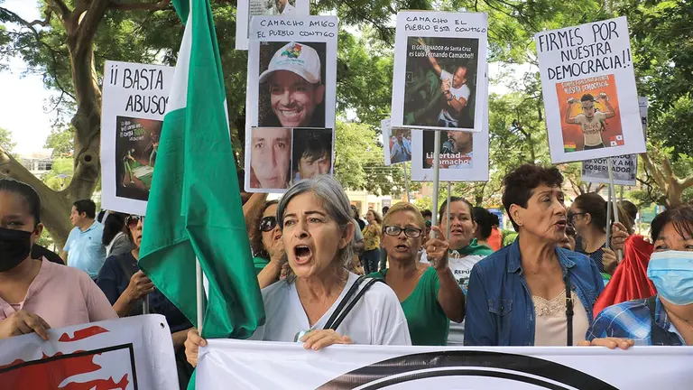 Personas protestan a favor del detenido gobernador Luis Fernando Camacho, frente al tribunal de Santa Cruz. EFE