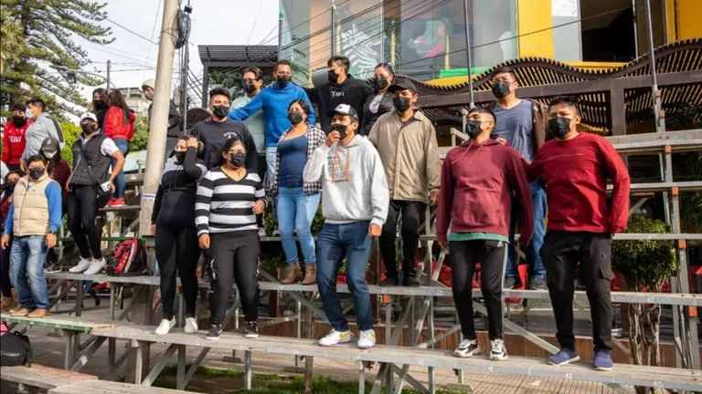 Un grupo de j&oacute;venes salta en una grader&iacute;a, durante el control de estructuras realizadas por la Intendencia. INTENDENCIA
