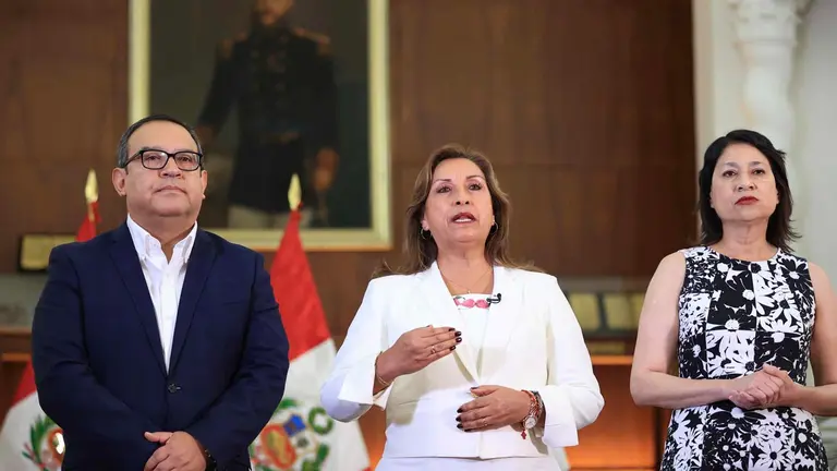 Fotografía cedida por la Presidencia del Perú, que muestra a la presidenta Dina Boluarte (c), durante una alocución a la nación, hoy, en Lima (Perú)./ EFE
