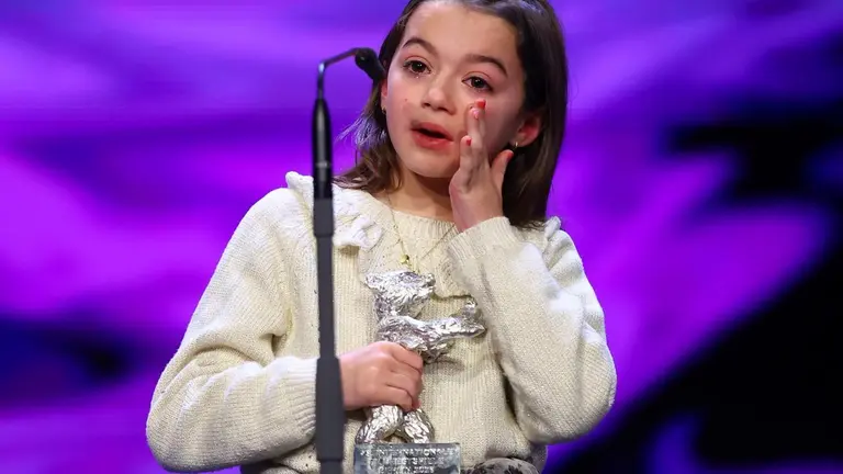 La espa&ntilde;ola Sofia Otero, de 9 a&ntilde;os, recibe su premio en la Berlinale. SPORT