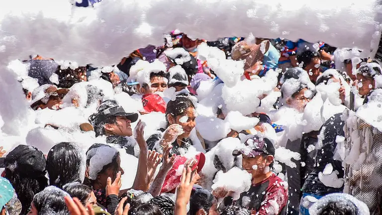 Fiesta de la espuma en el Parque Mariscal, el 19 de febrero. DICO SOL&Iacute;S