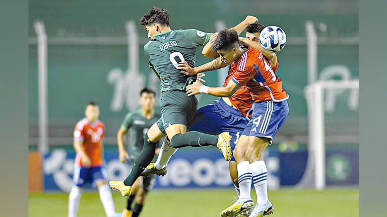 Una acci&oacute;n de un cotejo de la Sub 20 en Bogot&aacute;. FBF