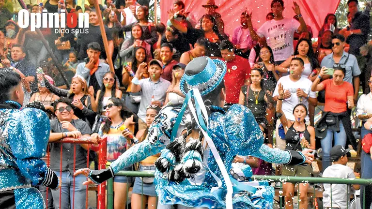 El paso de una fraternidad durante el Corso de Corsos. DICO SOL&Iacute;S