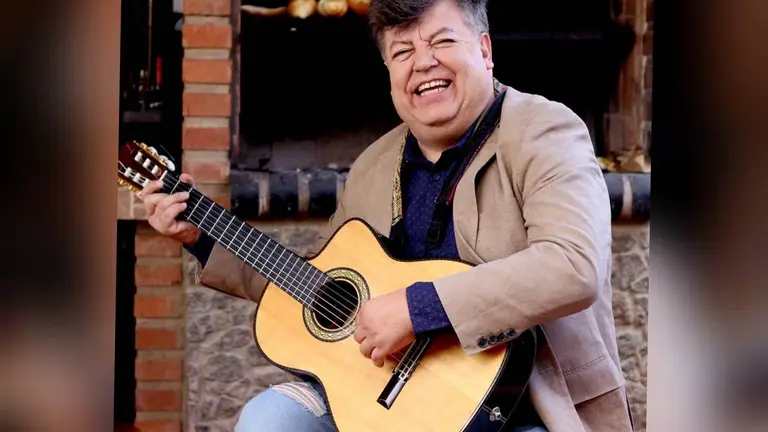 Edwin Castellanos, con guitarra en mano. TUPAY